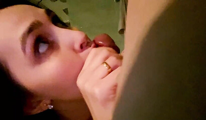 Сестра сосет член брата и учится горловому минету