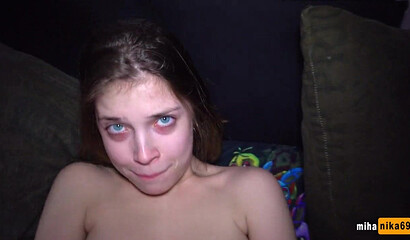 Брат вывалил член перед лицом сестры чтобы разбудить ее в театр