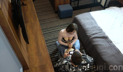 Сисястая русская телка дрочит большой член парня не согласившись на секс