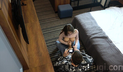 Сисястая русская телка дрочит большой член парня не согласившись на секс