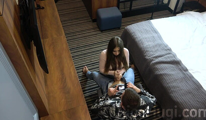 Сисястая русская телка дрочит большой член парня не согласившись на секс