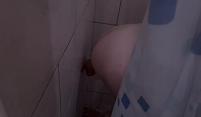Русская жена мастурбирует киску резиновым членом в душе