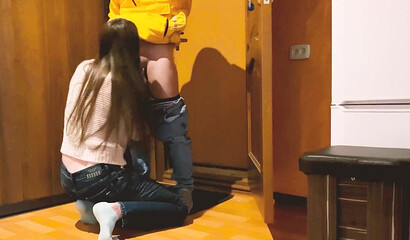 Русский муж с женой по-быстрому потрахались в коридоре перед работой