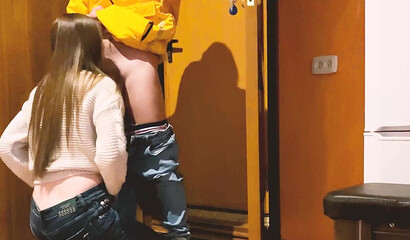 Русский муж с женой по-быстрому потрахались в коридоре перед работой