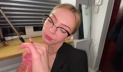 Русская молодая красотка в очках обожает сосать члены