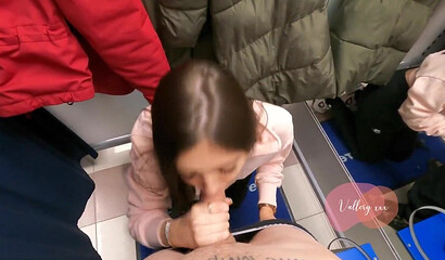 Лера отсосала большой пенис парня в примерочной магазина