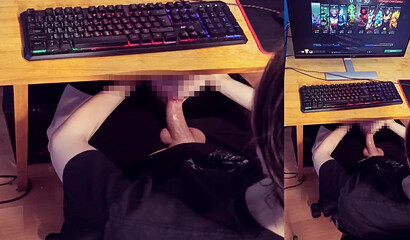 Жена сосет член русского мужа сидя под столом под игру в Доту