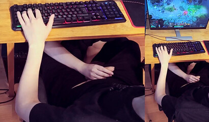 Жена сосет член русского мужа сидя под столом под игру в Доту