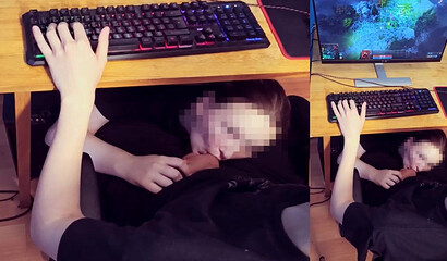 Жена сосет член русского мужа сидя под столом под игру в Доту