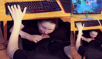 Жена сосет член русского мужа сидя под столом под игру в Доту