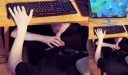 Жена сосет член русского мужа сидя под столом под игру в Доту