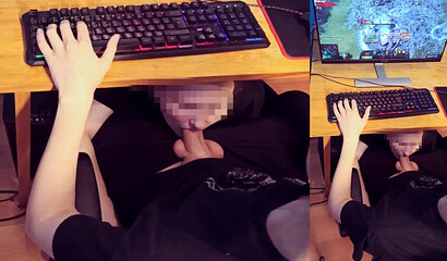 Жена сосет член русского мужа сидя под столом под игру в Доту