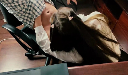 Молодая секретарша в очках сосет член русского босса ради повышения