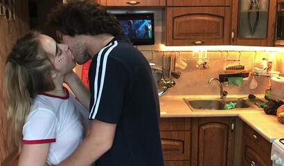 Парень Игорь выебал в рот и в пизду белокурую сучку чтобы не кричала