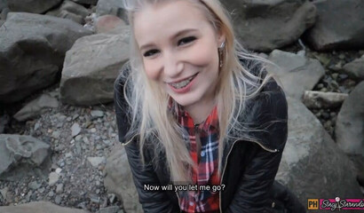 18-летняя блондинка сосет член русского охранника попав на платный пляж