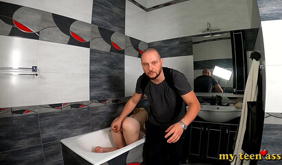 Старший брат дрочит пизду и очко русской сестры резиновым членом в ванной