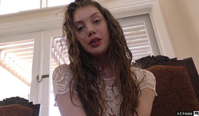 Русская шлюшка Елена Кошка отсасывает член чувака