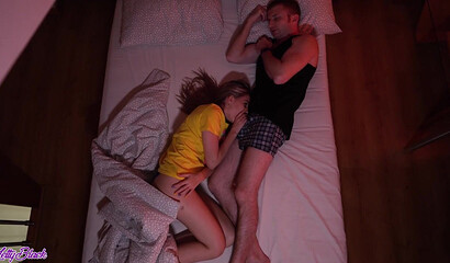 Русский парень выебал пьяную соседку, когда впустил переночевать