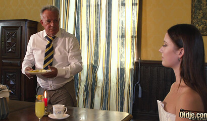 Развратный дедуля ебет русскую молодуху, вылизав ее бритую узкую киску после минета