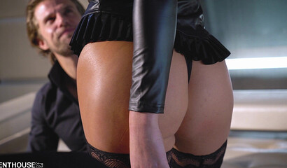 Муж с другом выебали красотку жену в латексе