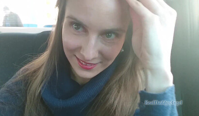 Анальная мастурбация в русском такси, за спиной у водителя