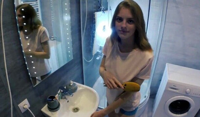 Камшот на лицо младшей сестричке после ебли в ванной