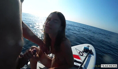 Русская худая тинка соблазнила инструктора по серфингу на секс в море
