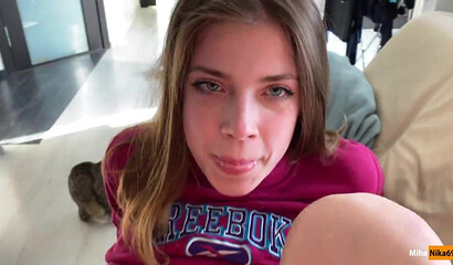 Ника делает глубокий минет брату, глядя ему в глаза