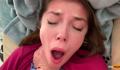 Ника делает глубокий минет брату, глядя ему в глаза