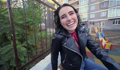 Выебал доверчивую студентку в подьезде и кончил в рот