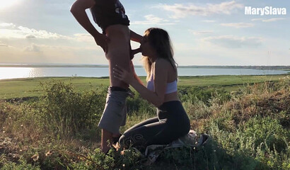 Спортивная Маша сосет член Славы после тренировки на природе
