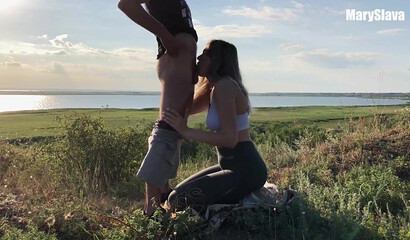 Спортивная Маша сосет член Славы после тренировки на природе