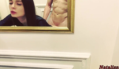 Худая чика хочет вкусную сперму парня прямо в туалете ресторана