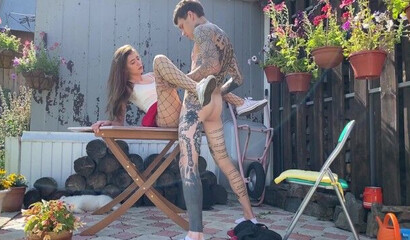 Трахает проститутку в колготках из Саратова у себя на даче