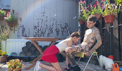 Трахает проститутку в колготках из Саратова у себя на даче