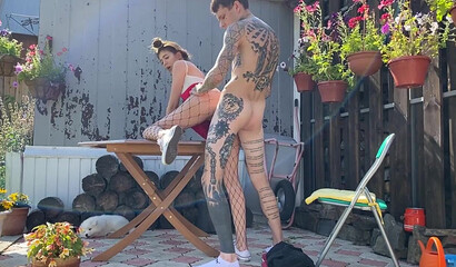 Трахает проститутку в колготках из Саратова у себя на даче