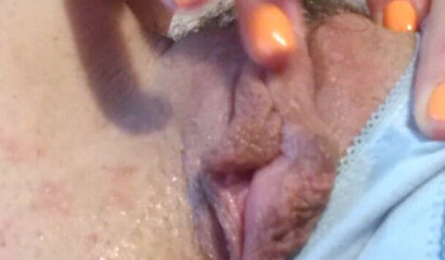 Брюнетка записала для парня видео мастурбации крупным планом не показывая из-за стеснения лица