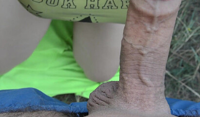 Сисястая женушка бегает к соседу за забор посасывая его вкусный член