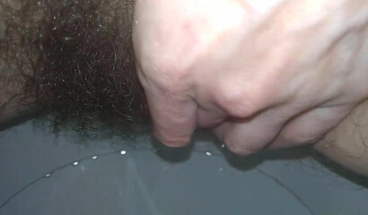 Мамаша с обвисшими дойками дрочит мохнатку и писается в туалете