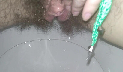 Мамаша с обвисшими дойками дрочит мохнатку и писается в туалете