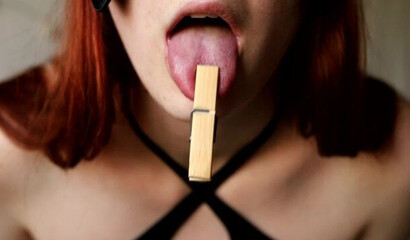 Рыжуля в образе секс рабыни трахает себя резиновым дилдо в обе дырочки сразу