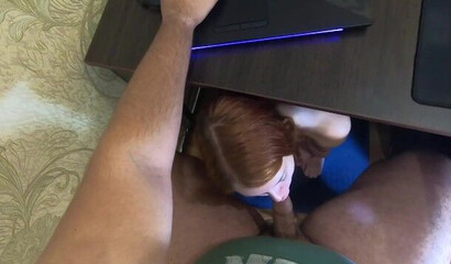 Сводная сестра сосет брату под столом, пока он играет в Dota 2