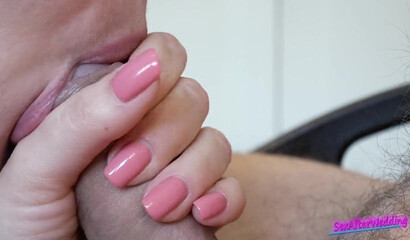 Не удержался и снял, как девчонка лижет мне залупу крупным планом