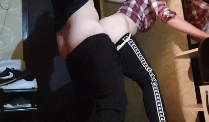 По-быстрому трахнулась с соседом в коридоре, пока муж смотрел телевизор