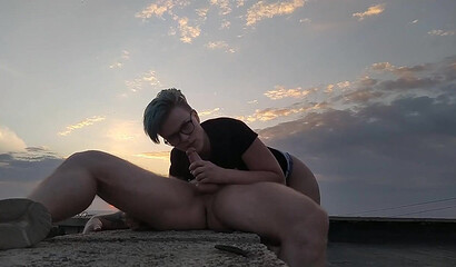 Развратная студентка трахается на крыше дома с мускулистым одногруппником