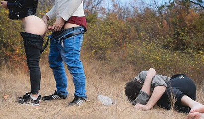 Очень рискованный секс на природе рядом со спящим незнакомым мужчиной