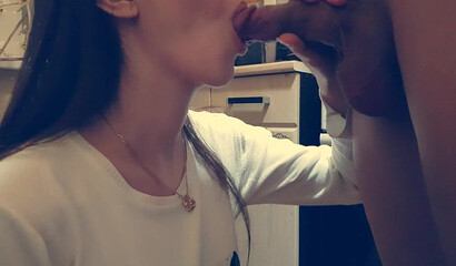 Папочка кончил дочке в рот после того, как выебал ее раком у стола