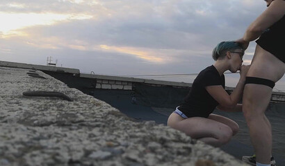 Я люблю сосать своему парню на крыше 15-ти этажного дома