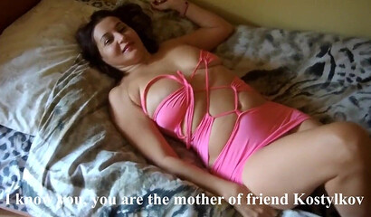 Русский парень отымел грудастую мамку друга в гостиничном номере