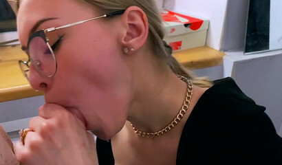 Очкастая блондинка жадно сосет большой член при первой встрече